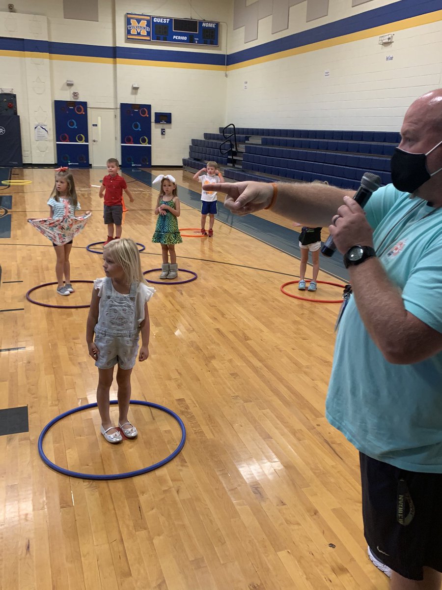 SafflesSlater's tweet photo. K Ss @MichiganAvenueE practice spacing and locomotor movements in #physed today @BradleySchools @TNSchoolHealth #Tncoordinatedschoolhealth #foxrox https://t.co/q8r1hioXmk