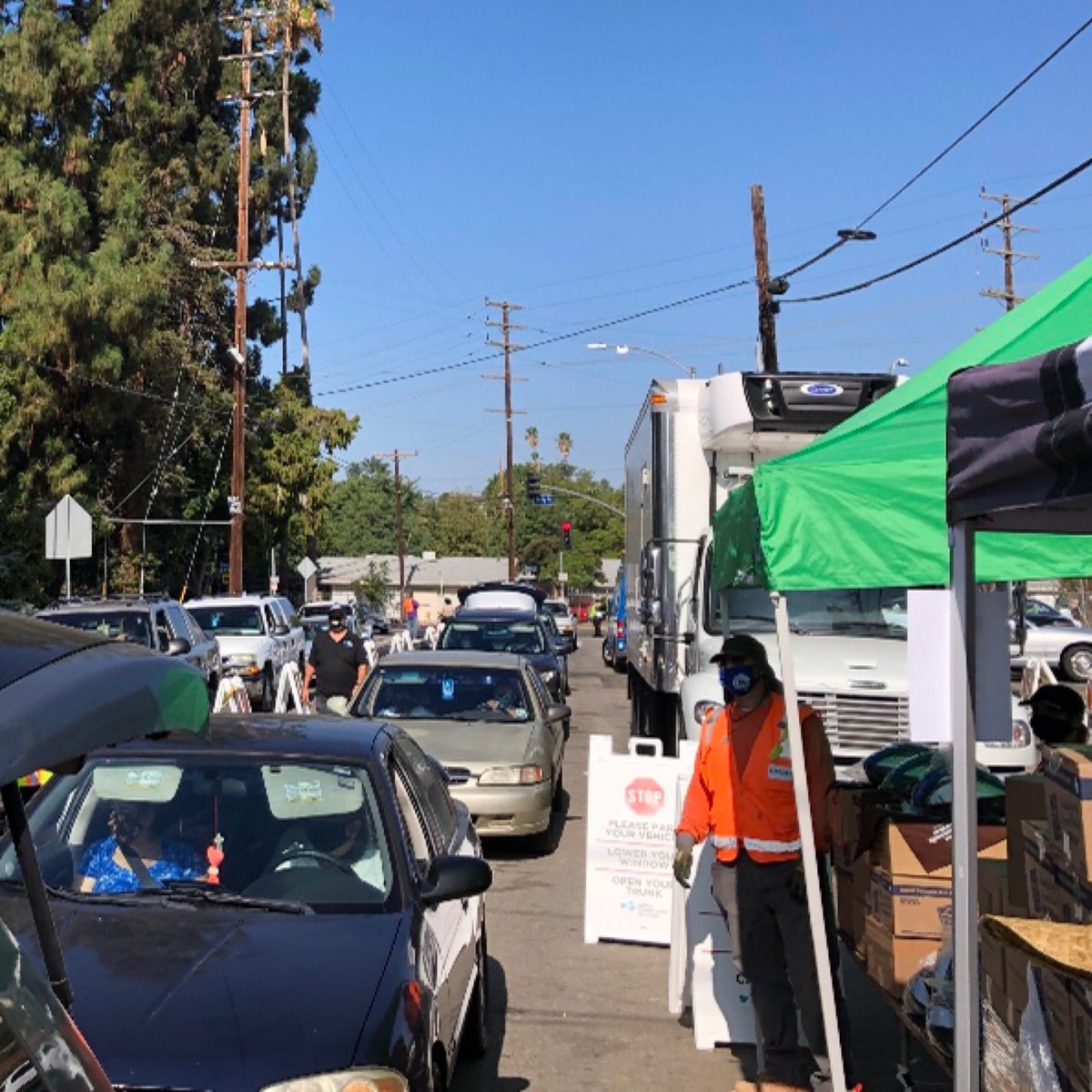 LAPDHollenbeck's tweet photo. Hollenbeck Senior Lead Officers and Sgt. Galvan helping our community recently by passing out food at the Lincoln Heights Drive-Thur Food Distribution.
THANK YOU to all the sponsors!
#LAPD #CommunityAndPoliceWorkingTogether #CaptinRickStabile #CaptainSoniaMonico https://t.co/jhjGKAYtvV