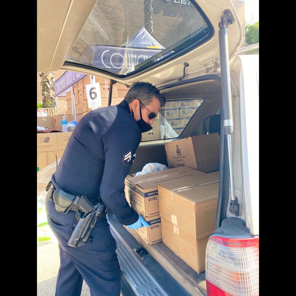 LAPDHollenbeck's tweet photo. Hollenbeck Senior Lead Officers and Sgt. Galvan helping our community recently by passing out food at the Lincoln Heights Drive-Thur Food Distribution.
THANK YOU to all the sponsors!
#LAPD #CommunityAndPoliceWorkingTogether #CaptinRickStabile #CaptainSoniaMonico https://t.co/jhjGKAYtvV