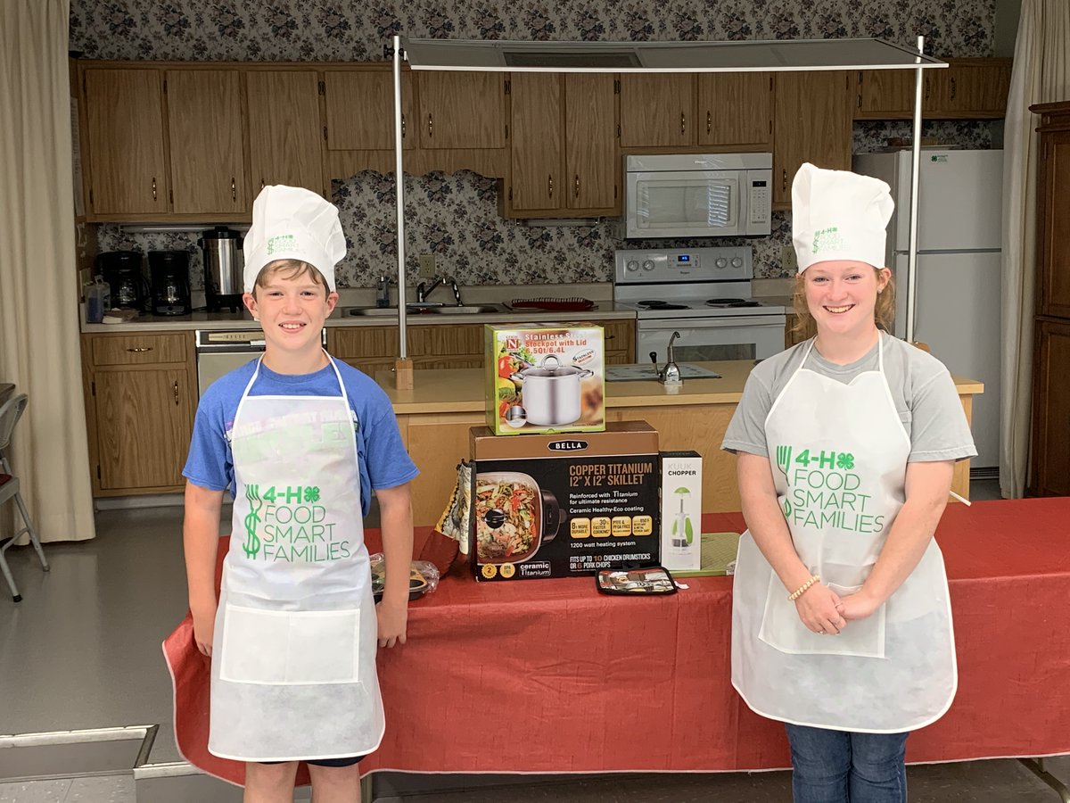 UTExtGiles's tweet photo. It's not every day that we have 4-H Chopped celebrities at the office! 7th-12th grade weekly winner, MaeLee Williamson, and 4th-6th grade overall champion, Avery Williamson, stopped by to pick up their awards! Avery also completed his 4-H Honor Club application! #still4hn 🍀 https://t.co/mN2YCvOAoQ