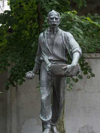 manusama1's tweet photo. Una expresiva escultura de bronce, del artista callejero #Morfai, que representa a un agricultor báltico esparciendo semillas de cereales para cultivar la tierra. https://t.co/qObmNbCwuO