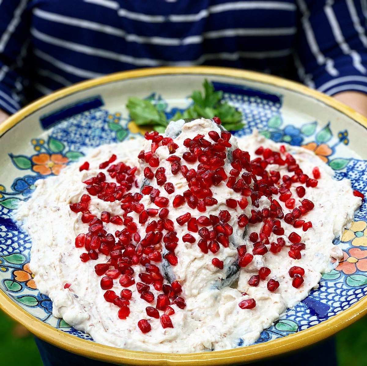 Este #ChileEnNogada es uno de nuestros Top del 2020 y es de 1 kg!

Carne picada con cuchillo, 500 ml de Nogada dulce con mucha nuez y 250 grms de granada. 

📍Don Lázaro el Viajero, 
     55 5547 0988