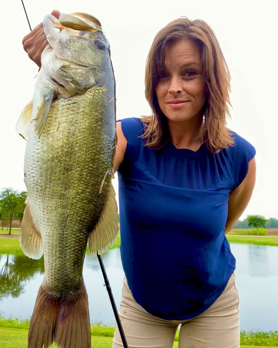 samanthalgay's tweet photo. Canโt think of a better way to wrap up the most Monday-est Tuesday Iโve had in a while. #airrusrods #molix #loverspinnerbait #bassfishing #firstcast #firstcatch #schoolclothes #womenmakingwaves #largemouthbass #afterworksession #fishingintherain https://t.co/4KQRHsRXxH