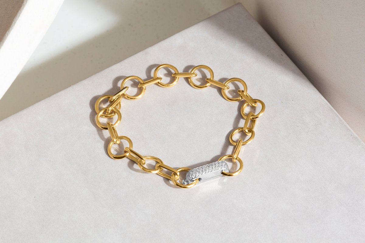 ecksand's tweet image. This new Duel chain bracelet is available in 14k or 18k 100% recycled gold, and features 0.25ct of natural, untreated and ethically-sourced diamond pave. This Ecksand piece is perfect for pairing with your fall look!

#chainjewelry  #chainbracelet #braceletoftheday #fallstyle