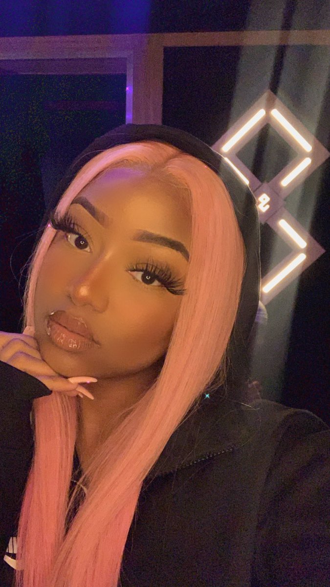 deexluxe's tweet photo. Idk why God didn’t give me pink hair https://t.co/QDBzxePChf