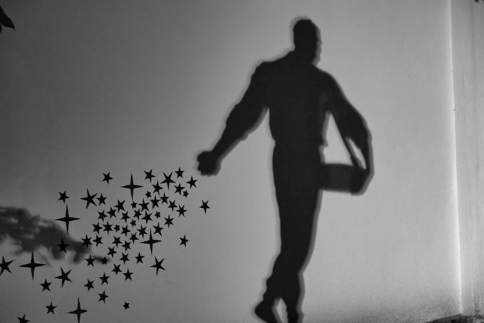 manusama1's tweet photo. La sobriedad que le caracteriza durante el día se convierte en sorpresa al caer la noche, pues este ajado agricultor se transforma en el romántico sembrador de estrellas. ¡Auténtica poesía visual! #Lituania https://t.co/1kmbdECcDk