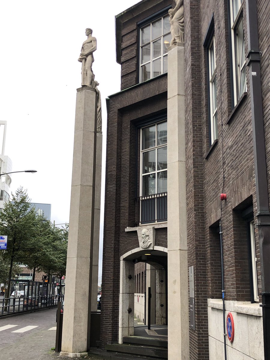 wapenadjudant's tweet image. Dag op de staf CKMar. Vanmorgen MD raad hoofdofficieren @Marechaussee Lunch met @MeesSoffers samen deze week 68 jaar ervaring @Defensie    Vanmiddag coin uitgereikt aan MA @lgenLeijtens Joëlle voor de fijne samenwerking en vanavond informele MARRA #commandersintent #team #sterker