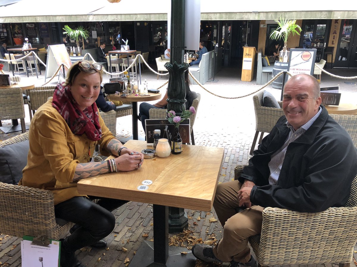 wapenadjudant's tweet image. Dag op de staf CKMar. Vanmorgen MD raad hoofdofficieren @Marechaussee Lunch met @MeesSoffers samen deze week 68 jaar ervaring @Defensie    Vanmiddag coin uitgereikt aan MA @lgenLeijtens Joëlle voor de fijne samenwerking en vanavond informele MARRA #commandersintent #team #sterker