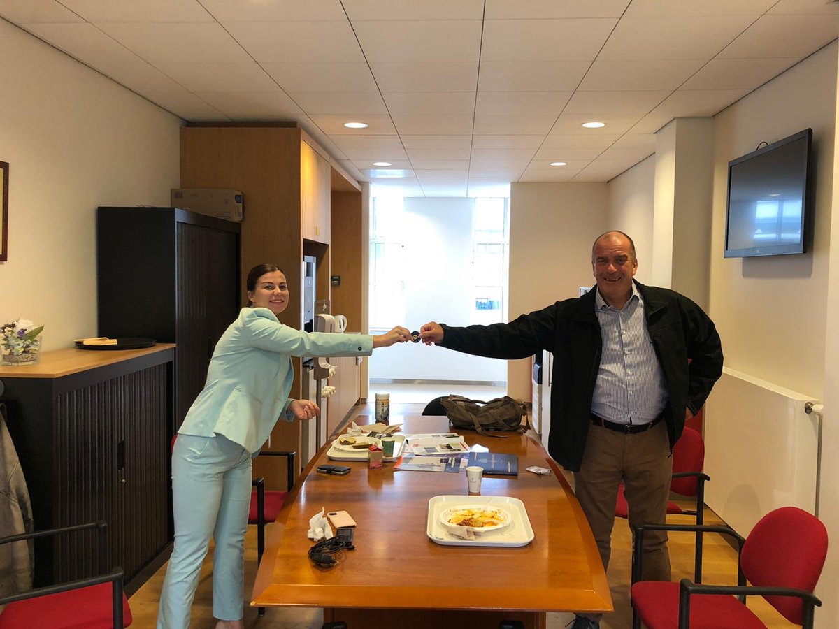 wapenadjudant's tweet image. Dag op de staf CKMar. Vanmorgen MD raad hoofdofficieren @Marechaussee Lunch met @MeesSoffers samen deze week 68 jaar ervaring @Defensie    Vanmiddag coin uitgereikt aan MA @lgenLeijtens Joëlle voor de fijne samenwerking en vanavond informele MARRA #commandersintent #team #sterker