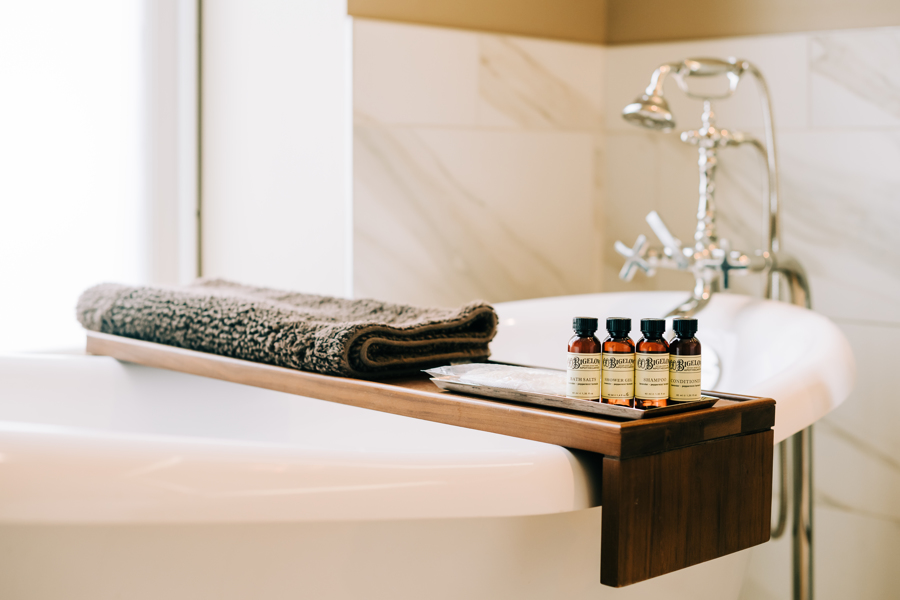 Labor Day weekend may be over, but this clawfoot tub is calling your name!