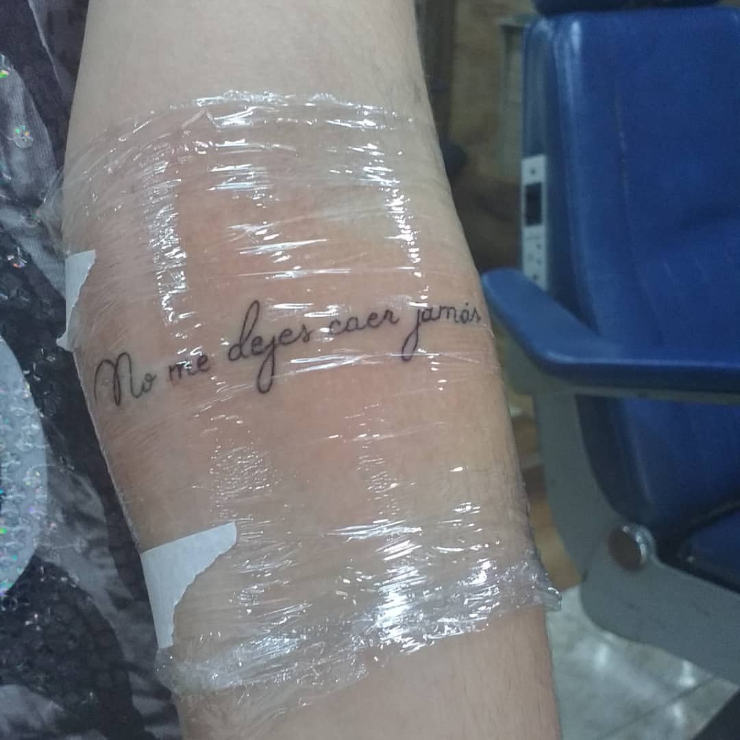 SiteRBDNews's tweet photo. Quem ai tem tatuagem com alguma letra de música do RBD? Mandem imagens usando a tag STREAM REBELDE 

uma das adm aqui arrega pra sálvame 🥺 https://t.co/UZVEL0aUuL