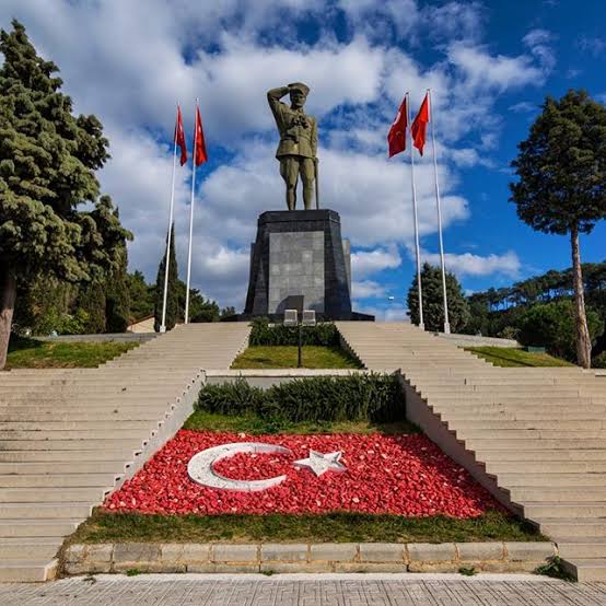 "Bütün cihan işitsin ki efendiler artık İzmir hiçbir kirli ayağın üzerine basamayacağı kutsal bir toptaktır!"

Gazi Mustafa Kemal ATATÜRK
#9Eylül