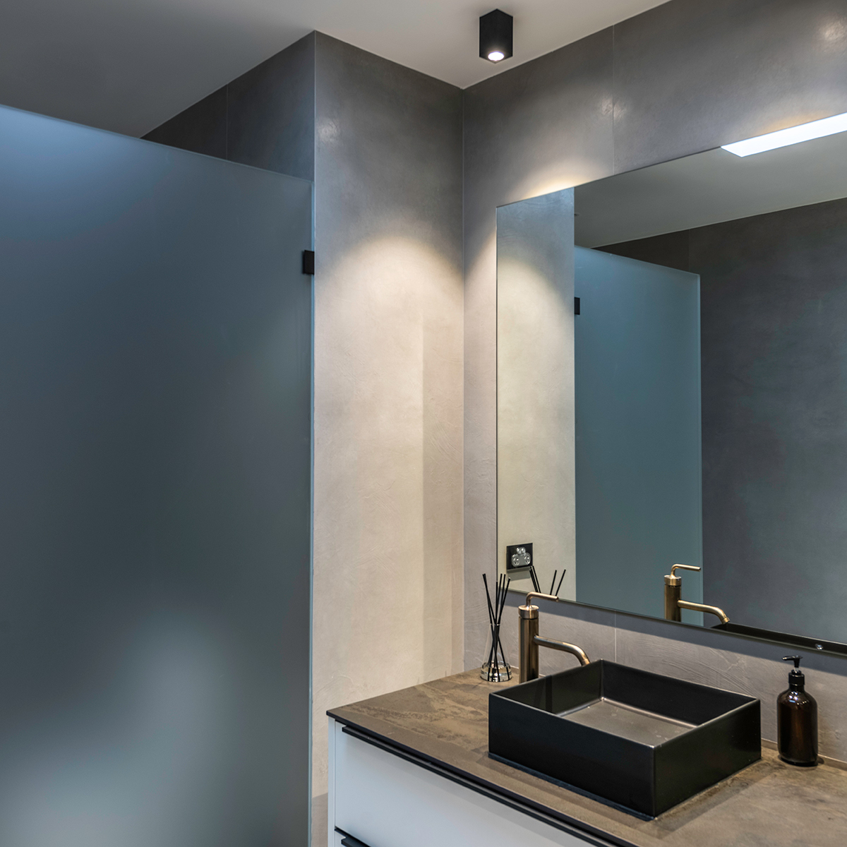 These sophisticated residences boost generously proportioned spaces and large balconies making the most of the stunning views over parklands, the #SwanRiver and #PerthCBD. The lighting detail is perfectly paired to complement the design.

#akira #titanium #tourmaline