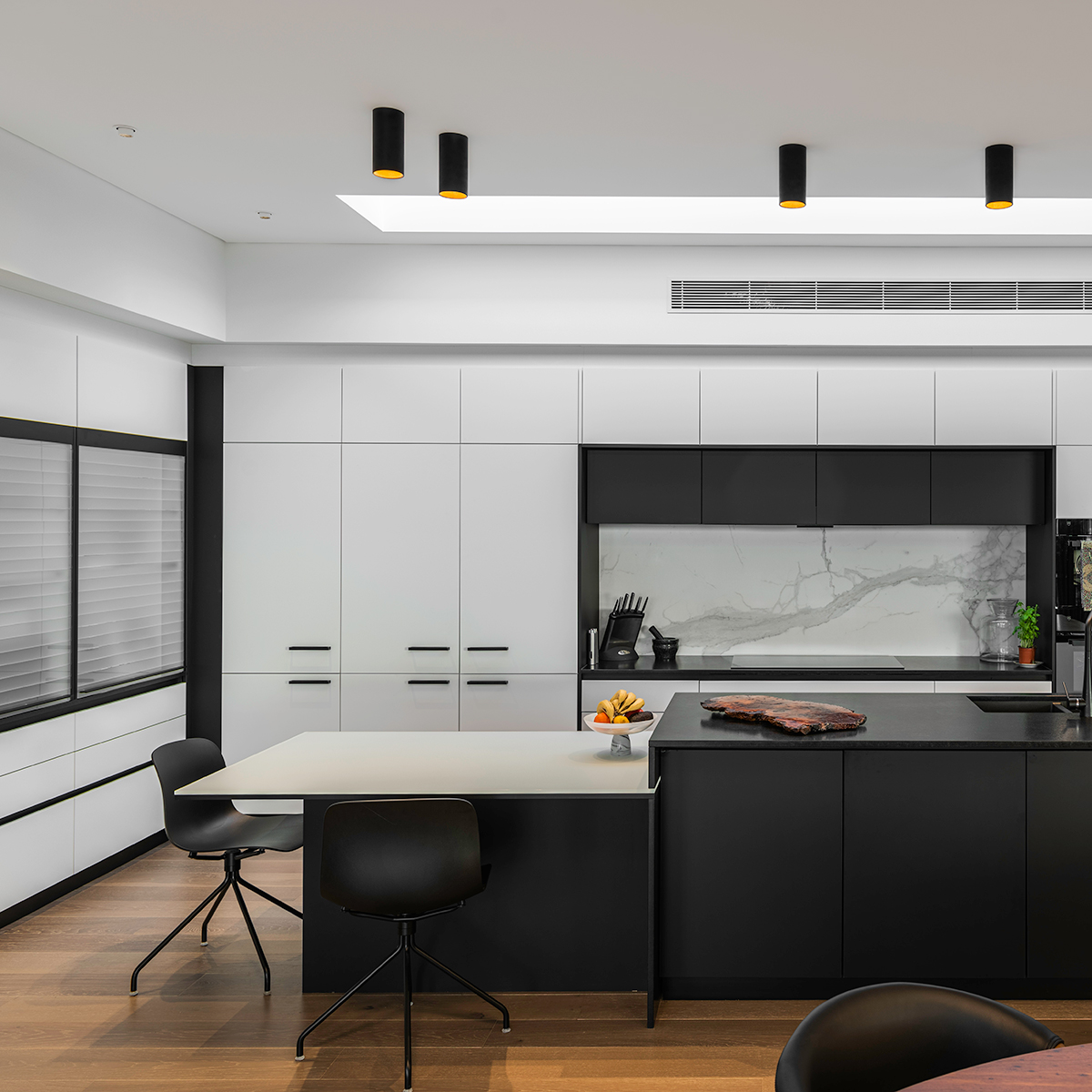 unioslight's tweet photo. These sophisticated residences boost generously proportioned spaces and large balconies making the most of the stunning views over parklands, the #SwanRiver and #PerthCBD. The lighting detail is perfectly paired to complement the design.

#akira #titanium #tourmaline https://t.co/m3Arw4aAiT