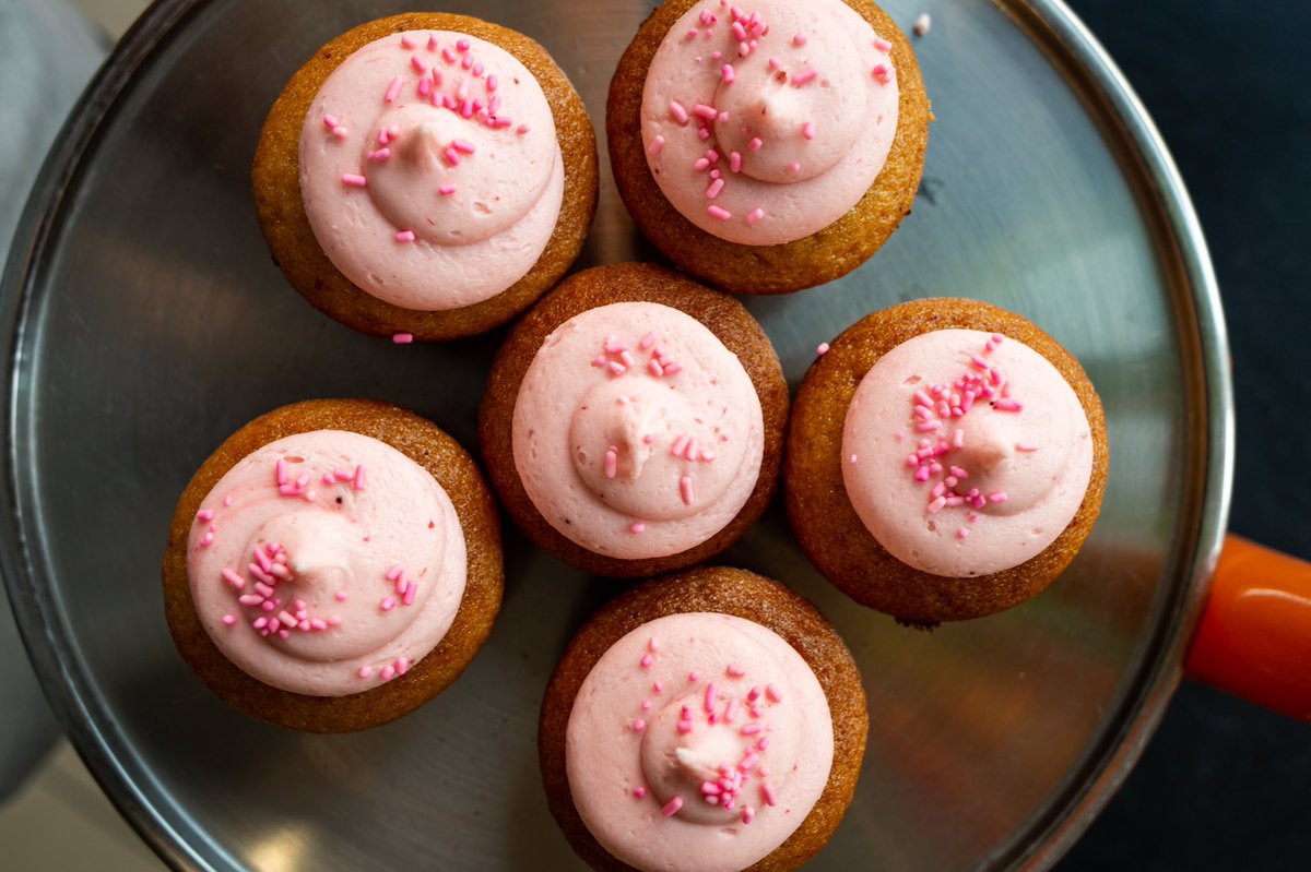 batch_cupcakery's tweet photo. Your Tuesday is probably missing our vegan strawberry shortcake cupcakes π
π§β β β β β β β β
Hours:
Monday - Saturday 10 AM - 6 PM
Sunday 10 AM - 4 PM
π§β β β β β β β β β
#batchcupcakery #lifesabatcheatacupcake #batch #cupcake #baking #reno #tahoe #dessert #paleo #keto #vegan https://t.co/snvsdXLjTB