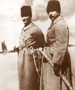 La première épée a été donné au Commandant de la Guerre d’Indépendance Turque Mustafa Kemal Paşa tandis que la deuxième a été donné à Ismet Paşa (Commandant du Front de l’Ouest et futur 2e président turc).(les voici tous les deux au Front avec leur épée de Timur respective.)