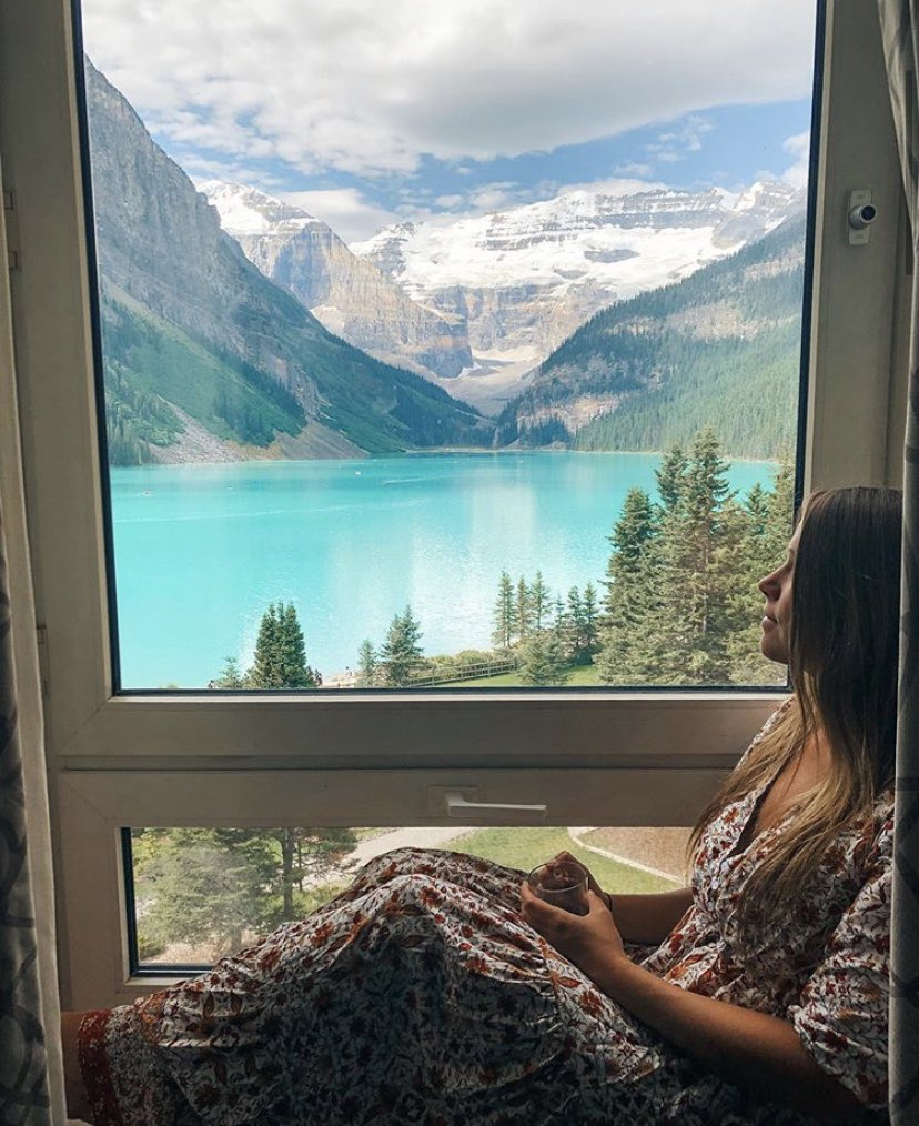 FairmontCLL's tweet photo. Our favourite spot to watch the seasons change in #LakeLouise. 🍂⁣
⁣
Discover Fall in Lake Louise here ⬇️ https://t.co/v8ZDCI23AL.⁣
⁣
#AdventureHere #DiscoverFall⁣
⁣
📷: kolinakret (via IG) https://t.co/FsWY68FIbh