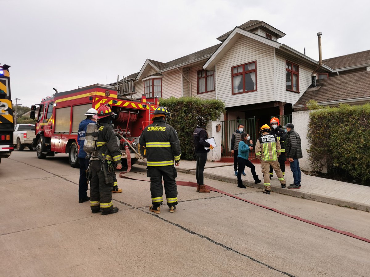 CBSA1913's tweet photo. Nuestras unidades B-1, Q-2, B-3, trabajan en incendio estructural en calle los Lirios con los Litres sector Llolleo, se trata de fuego en entretecho de vivienda https://t.co/NbYgN3tvbj