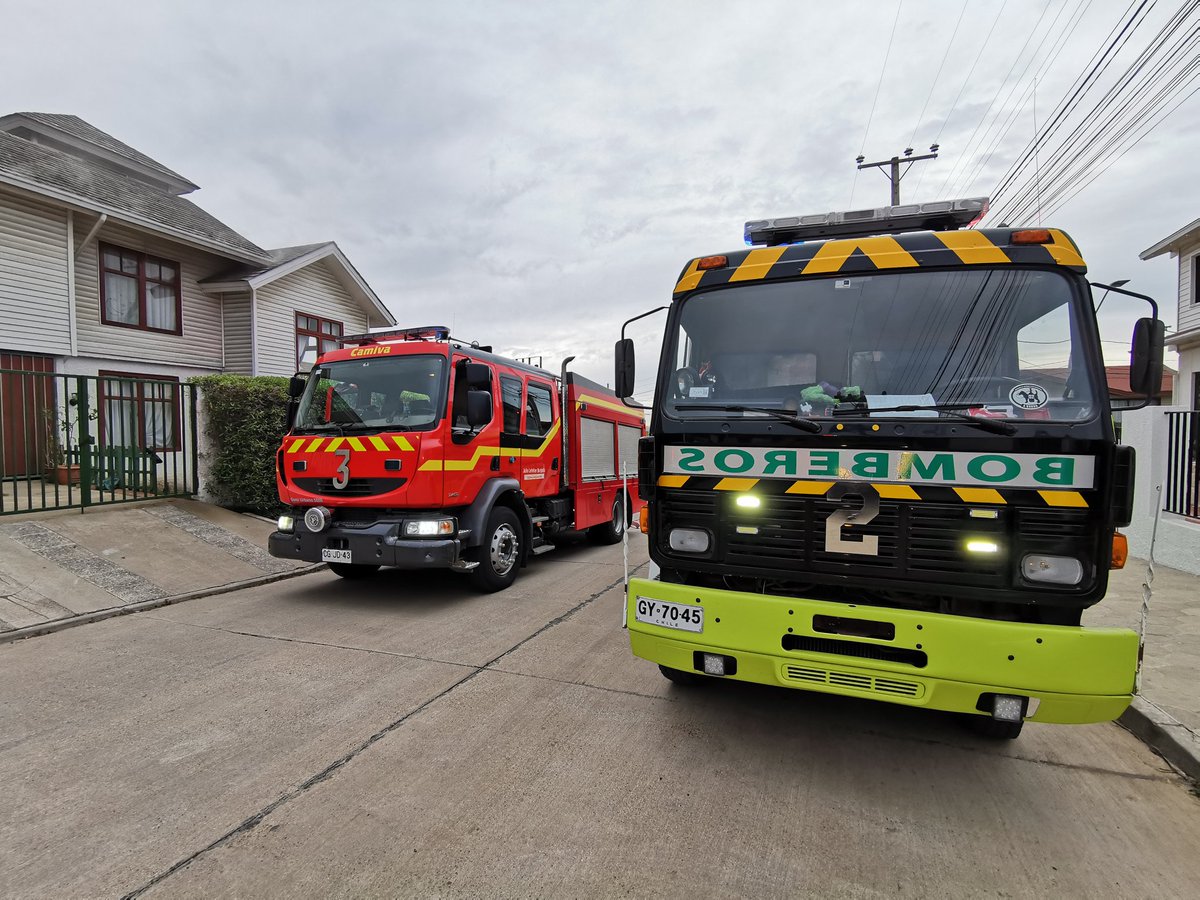 CBSA1913's tweet photo. Nuestras unidades B-1, Q-2, B-3, trabajan en incendio estructural en calle los Lirios con los Litres sector Llolleo, se trata de fuego en entretecho de vivienda https://t.co/NbYgN3tvbj