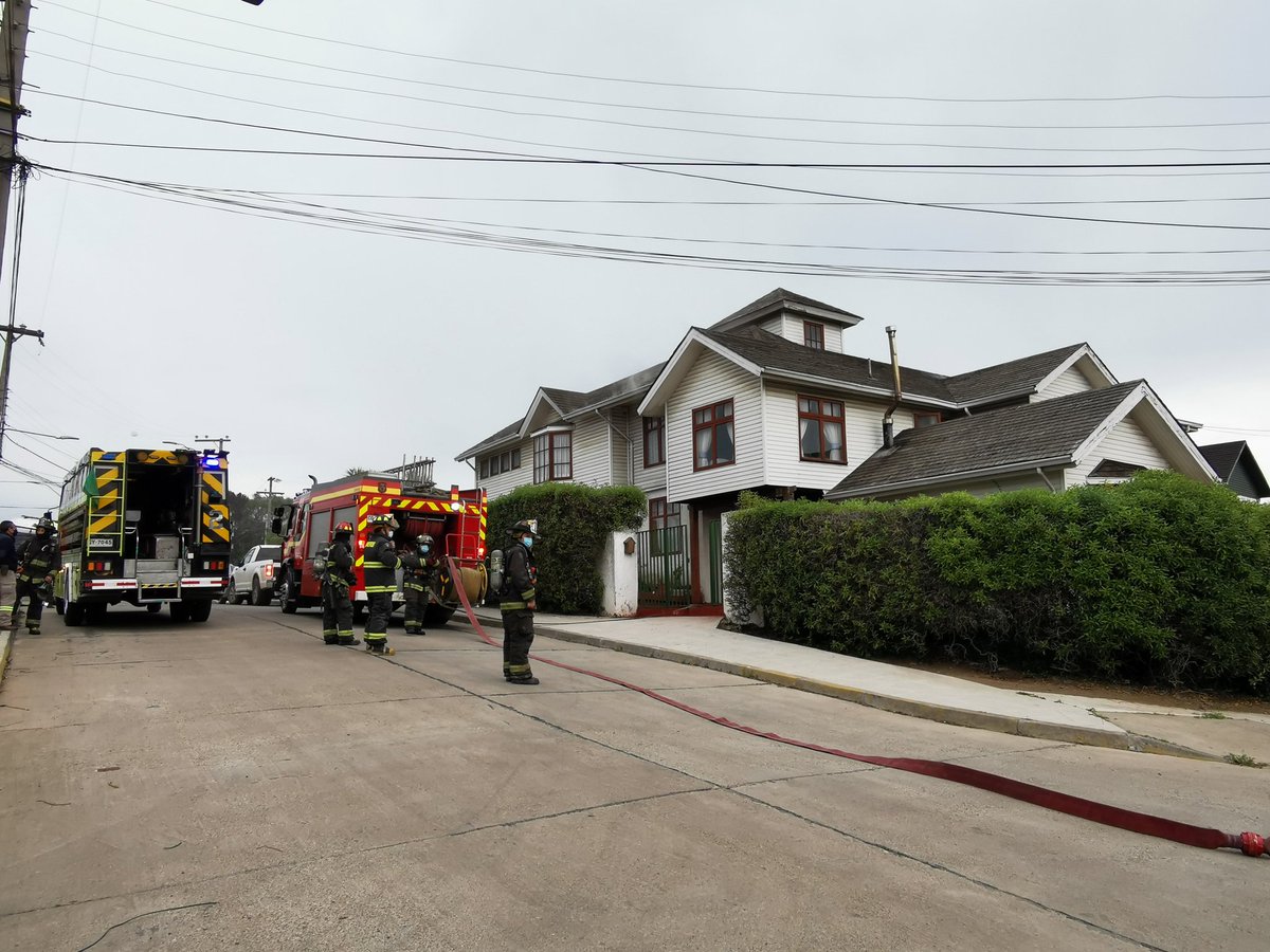 CBSA1913's tweet photo. Nuestras unidades B-1, Q-2, B-3, trabajan en incendio estructural en calle los Lirios con los Litres sector Llolleo, se trata de fuego en entretecho de vivienda https://t.co/NbYgN3tvbj