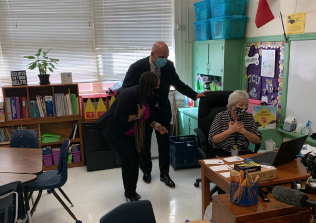 KentPScribner's tweet photo. Great visit with our @RHillsFWISD Mustangs for our #FWISDFirstDay. Our teachers used new tools to get our students excited. https://t.co/t5037IKOmV