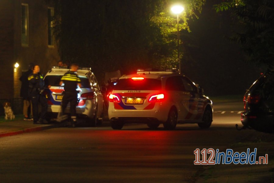 Man valt mensen aan in #Amersfoort, politie start zoekactie. 112 in Beeld.