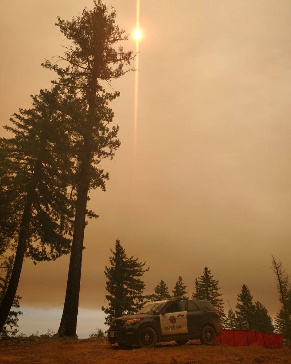 HumCoSO's tweet image. Smoke conditions in Northeast #Humboldt today from the #RedSalmonComplex Fire. First photo taken at the dozer line this afternoon.
#Sheriff #wildfire #smoke #airquality #norcal #northerncalifornia #humboldtcounty