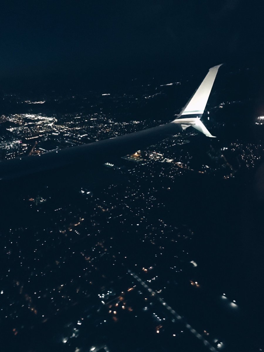 ويسألني الليل أين الرفاق
وأين النجوم تناجيك عشقا 
وتسكب في راحتيك الحنين 
وأين النسيم وقد هام شوقا 
بعطر من الهمس لا يستكين 
وأين هواك بدرب الحيارى 
يتيه اختيالا على العاشقين 
فقلت: أتسألني عن زمان 
يمزق حبا أبى أن يلين
ولم يبق شيء سوى أغنيات
وأطياف لحن شجي الرنين