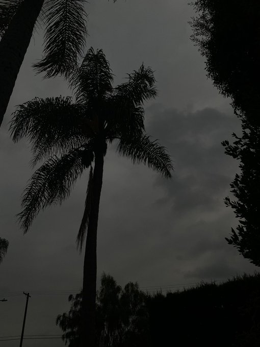 yeah the brightness is fucked but the sky really looks like this at 3pm in los angeles https://t.co/