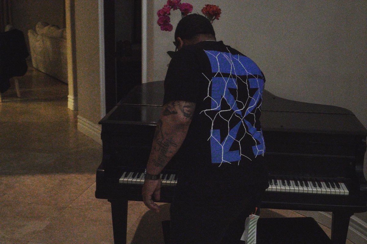 OFF-WHITE on a OFF NIGHT !!! ❌⚠️🚧
📸: @dreboi86 
.
.
.
.
#losangeles #LA #hollywood #california #californialove #californiadreaming #californialiving #offwhite #virgilabloh #viral #louboutin #louboutinsneakers #mansion #thehills #mansionhouse