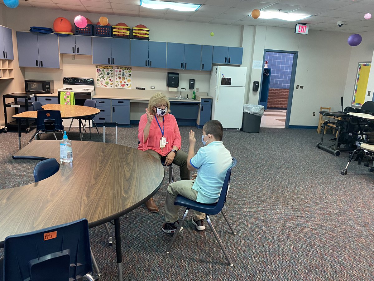 veedelgado77's tweet photo. It was a great first day of school at Dallas Park! @DallasParkElem1 Started with morning announcements and off to visit our teachers in their virtual classrooms! Loved seeing our students and their sweet faces today! β€οΈ#CrowleyFirstDay https://t.co/c97TVPqwQt