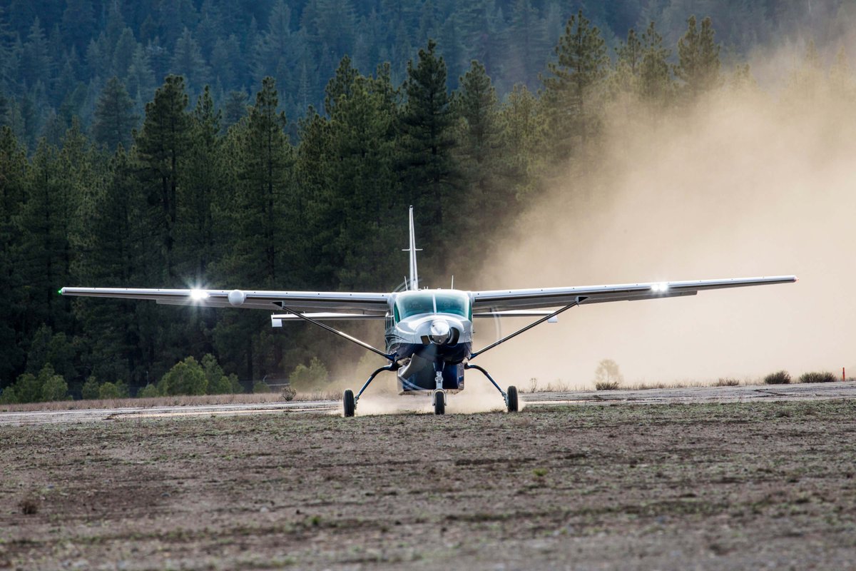 Cessna's tweet photo. Time to test out your Grand Caravan EX knowledge 🧠 

The 208B is known for being a payload powerhouse with serious ramp presence. Can you guess the aircraft's wingspan?

#FlyCessna https://t.co/V0a5S2IhHb
