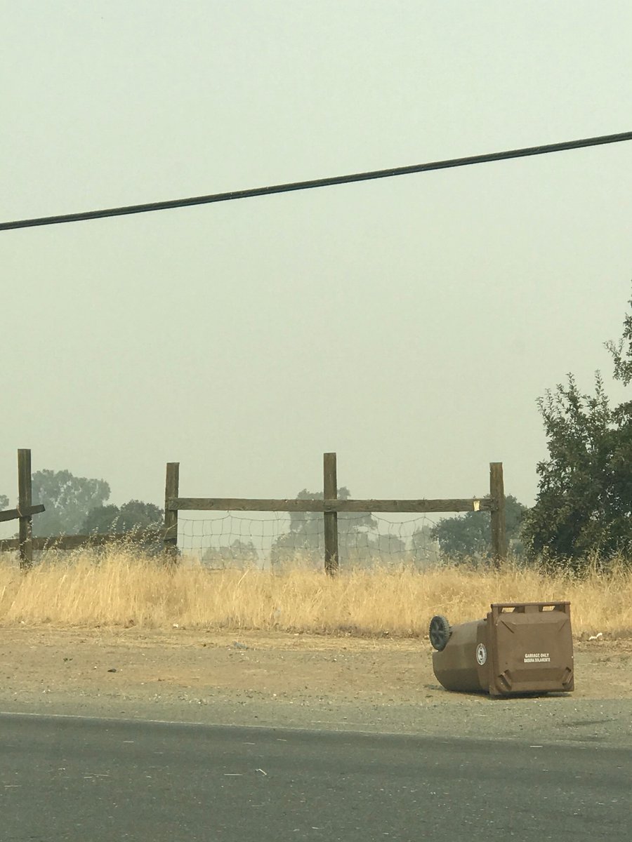 AbbyLeo18500209's tweet photo. Apocalyptic vibes. This is the sky from Elk Grove, CA. Definitely a lot of drift smoke today. #smoke #CAwx #CaliforniaFires #CAsmoke #FireWX https://t.co/ZQNynF0qmZ