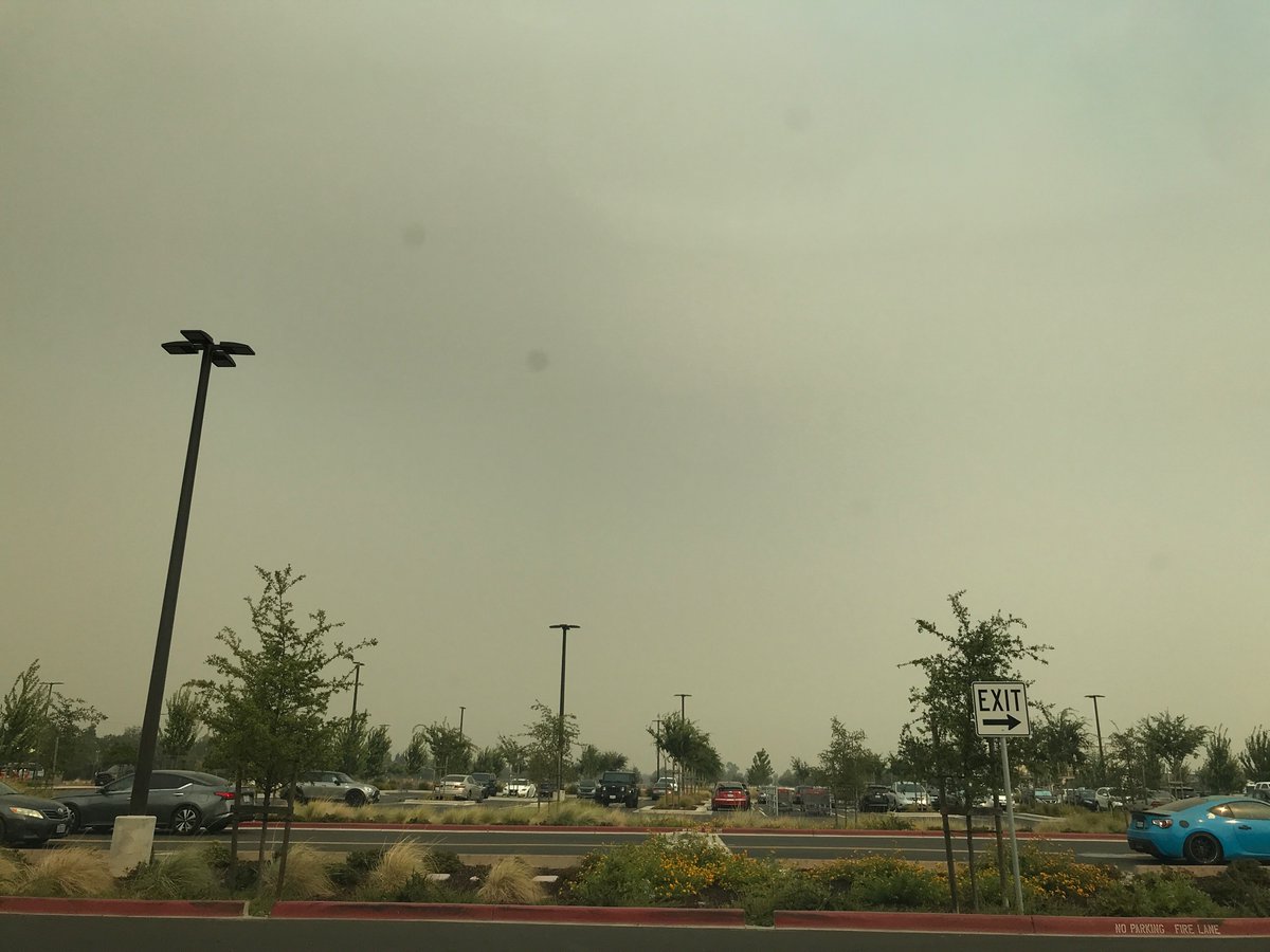AbbyLeo18500209's tweet photo. Apocalyptic vibes. This is the sky from Elk Grove, CA. Definitely a lot of drift smoke today. #smoke #CAwx #CaliforniaFires #CAsmoke #FireWX https://t.co/ZQNynF0qmZ