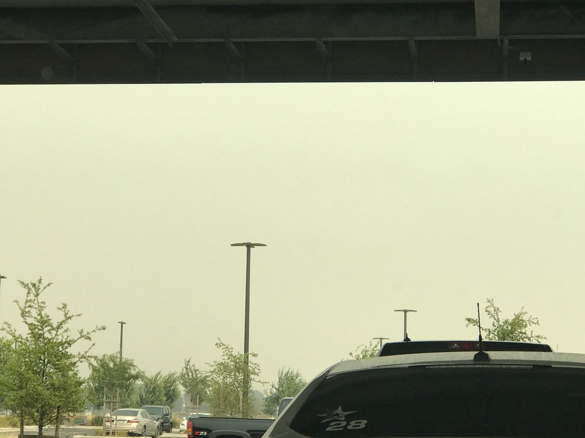 AbbyLeo18500209's tweet photo. Apocalyptic vibes. This is the sky from Elk Grove, CA. Definitely a lot of drift smoke today. #smoke #CAwx #CaliforniaFires #CAsmoke #FireWX https://t.co/ZQNynF0qmZ