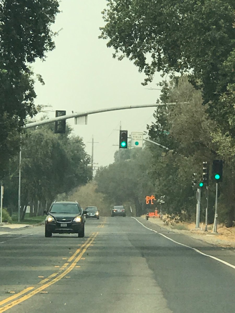 AbbyLeo18500209's tweet photo. Apocalyptic vibes. This is the sky from Elk Grove, CA. Definitely a lot of drift smoke today. #smoke #CAwx #CaliforniaFires #CAsmoke #FireWX https://t.co/ZQNynF0qmZ