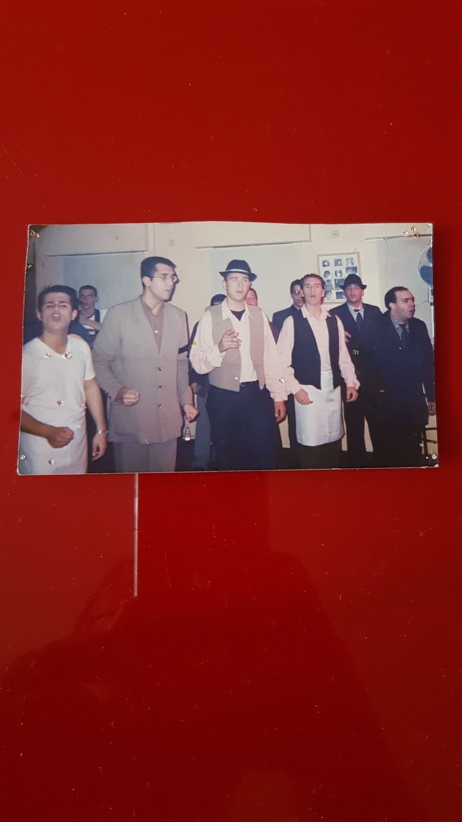 Jesus8679's tweet image. Momento Peña con la @ComparsaGuti El Barrio en el año 2.000 !!!!! @jesusgutierre67 @ertruji @ercarlillopalo