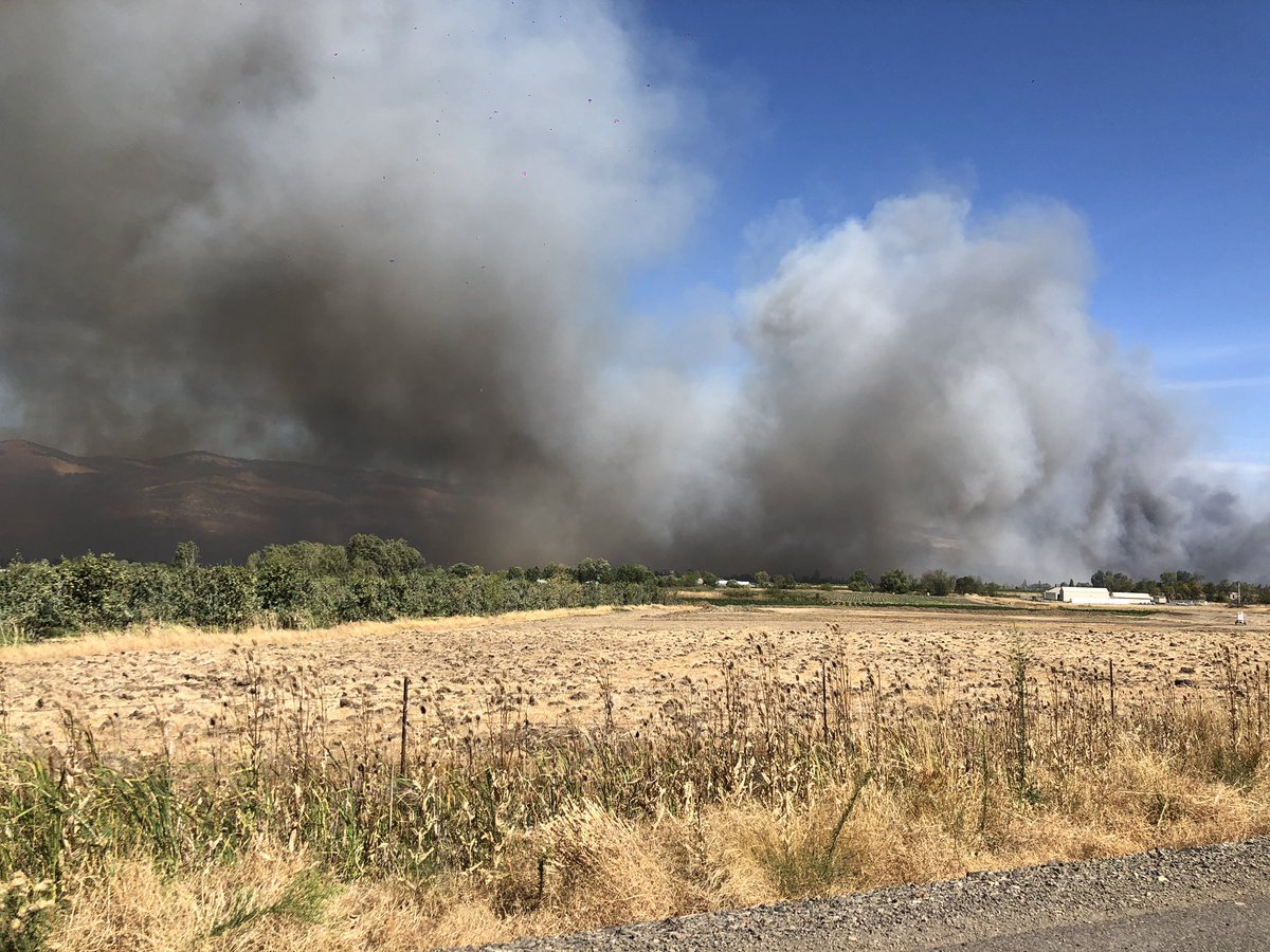 3FinTony1's tweet photo. My house just went up in flames 🔥 😩 wtf #OregonFires https://t.co/3NyywOdn6X