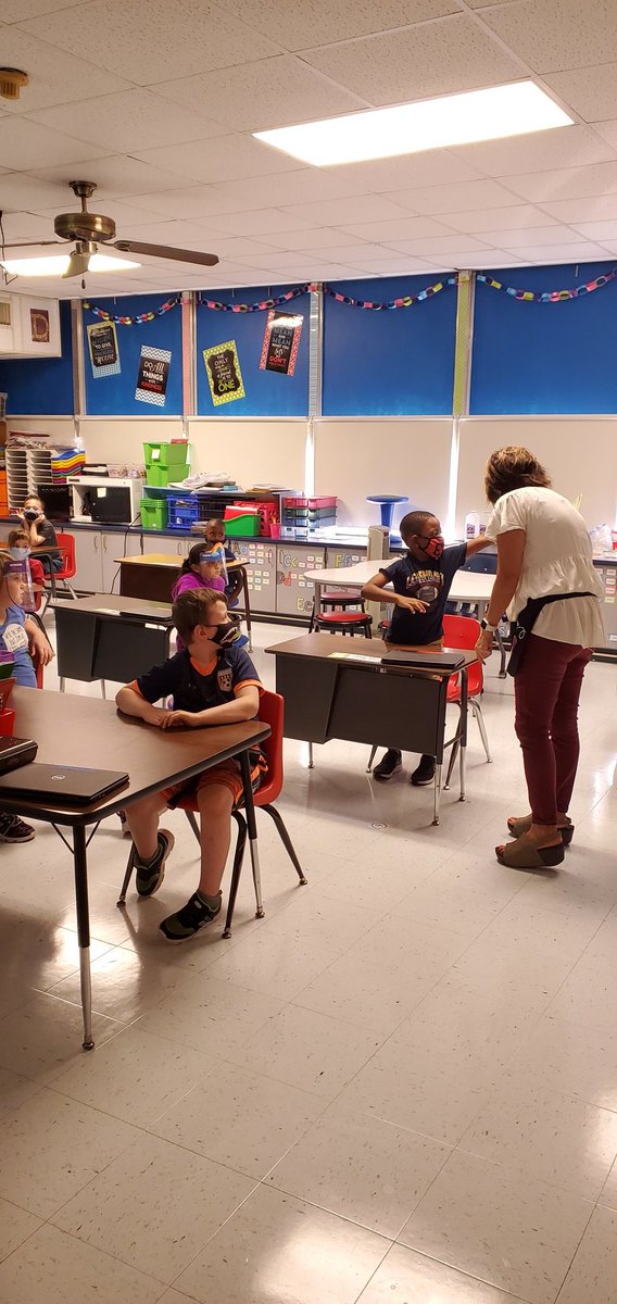 AlexSchenck5's tweet photo. Love seeing a principal reading to the babes! @LoriApple4 @haynes_nwa #bethelight #beepbeep #principalrolemodels #applerocks https://t.co/ZBDHNYLIHA