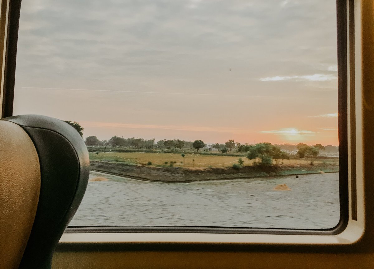 badia_17's tweet photo. My morning view from Kereta Argo Anggrek ⁦@KAI121⁩ https://t.co/Xj1TUnHSfa