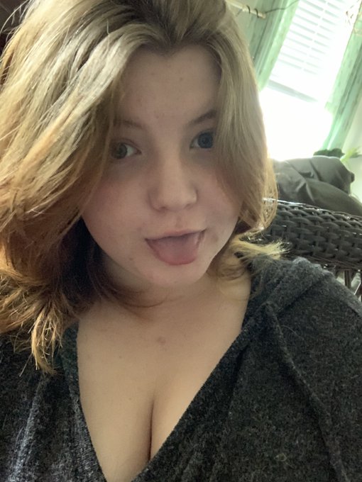 It&rsquo;s raining here so I can finally break out my comfy sweaters and feel like it&rsquo;s fall https://t.co/<a href="/tag/slaveleia"class="tags"><span>#slaveleia</span></a><a href="/tag/dva"class="tags"><span>#dva</span></a><a href="/tag/overwatch"class="tags"><span>#overwatch</span></a>