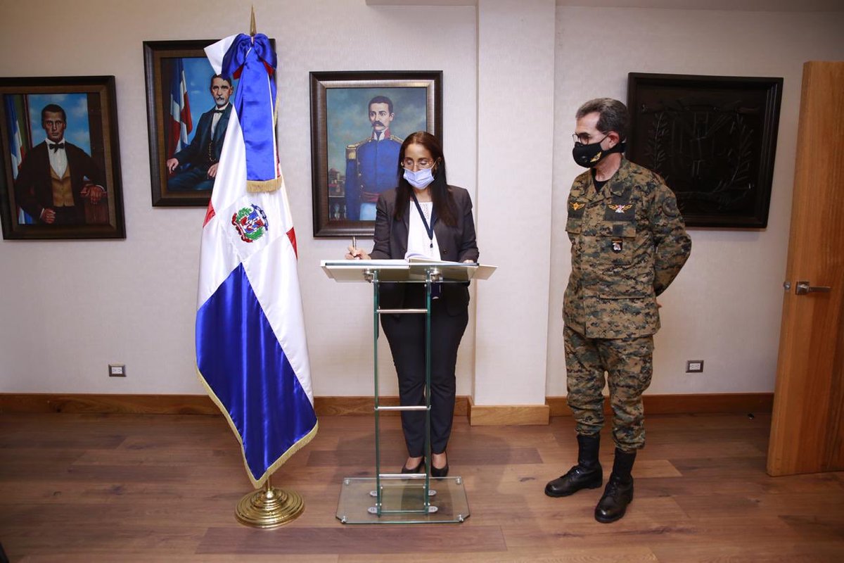 MDefensaRD's tweet photo. El encuentro se produjo en el despacho del Ministro, donde intercambiaron impresiones sobre temas de interés nacional.
#VisitasMide #MdefensaRD #FFAA #ElMideTeInforma. 2/2 https://t.co/Gv99yltlU1