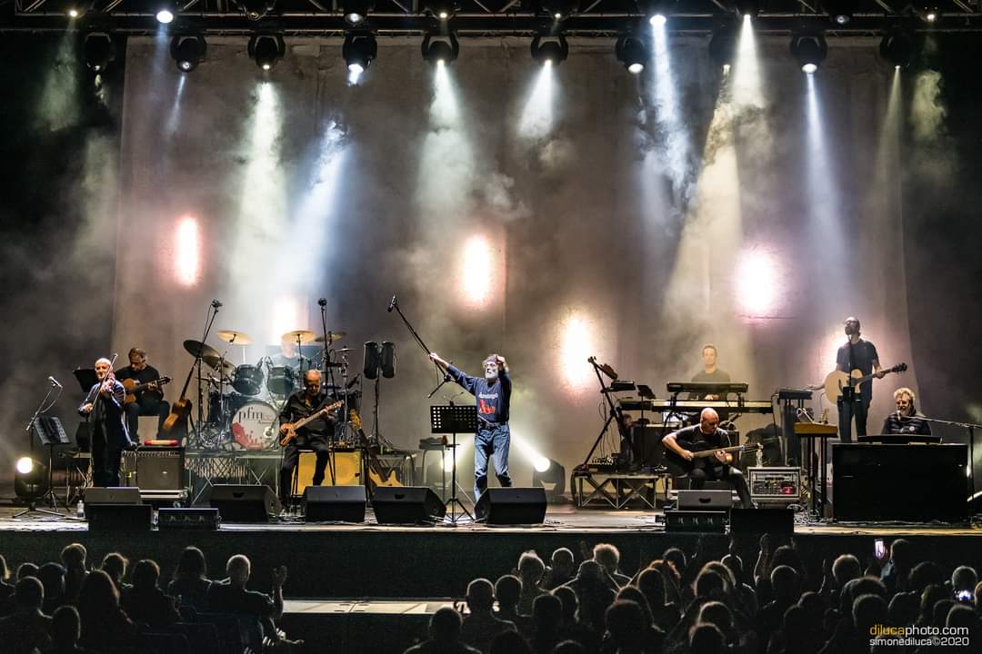 pfmufficiale's tweet photo. On stage a #Palmanova!
5 Settembre 2020.
(Foto di @simonediluca per @Azalea_live)
#pfm #onstage #pfmcantadeandréanniversary #bandphotography #concerto #premiataforneriamarconi #simonediluca #azalealive #musicphotography #concertphotography #stagephotography https://t.co/pTdjdlEwyZ