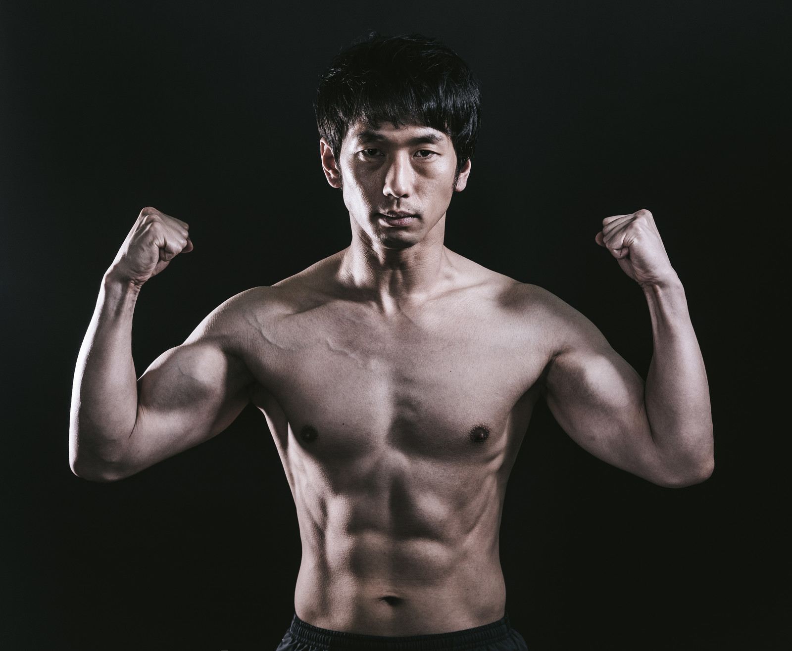 大川竜弥 フリー素材 マッチョといえるほどではありませんが 私も筋肉フリー素材を撮影しています 細マッチョのイメージカットや38歳男性の上裸画像を眺めたいときにご利用ください