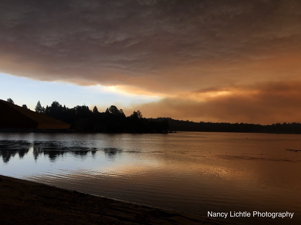 NancyLichtle's tweet photo. @kcraFinan Ominous smoke at Lake of the Pines at 3:40 today. Thank you firefighters and LE! https://t.co/fKY1Wyp72e