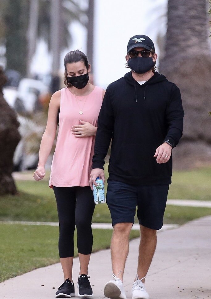 LeaBRCom's tweet photo. 📸 Lea Michele and Zandy Reich  out for a walk in Los Angeles (September 8, 2020) https://t.co/sYnsR3q8M2