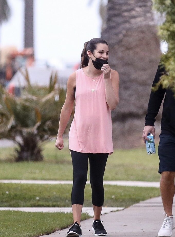 LeaBRCom's tweet photo. 📸 Lea Michele and Zandy Reich  out for a walk in Los Angeles (September 8, 2020) https://t.co/sYnsR3q8M2