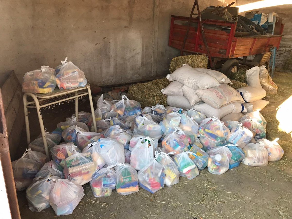 IschilinX's tweet photo. Hoy fuimos hasta Copacabana a entregar 50 módulos y cerca de 500kg de maíz para los productores de la zona. 
Este Domingo 13 estaremos haciendo el festival de bandas para poder recaudar fondos para así ir a Ongamira a seguir llevando recursos. 
Gracias a todos los que nos apoyan https://t.co/xO1hfzzp0T