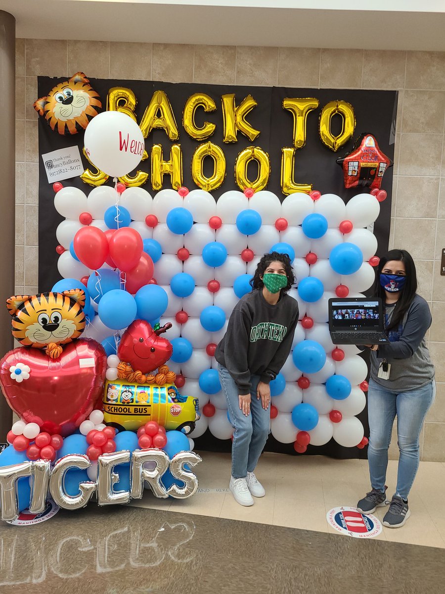 MaestraRdz's tweet image. Happy First Day of Traditional Learning! Our virtual students were also able to join us in the pictures with the awesome balloons! @TigerNetwork @McStrick2nd @MrsCisnerosCFB #tigerpride #cfbfirstday