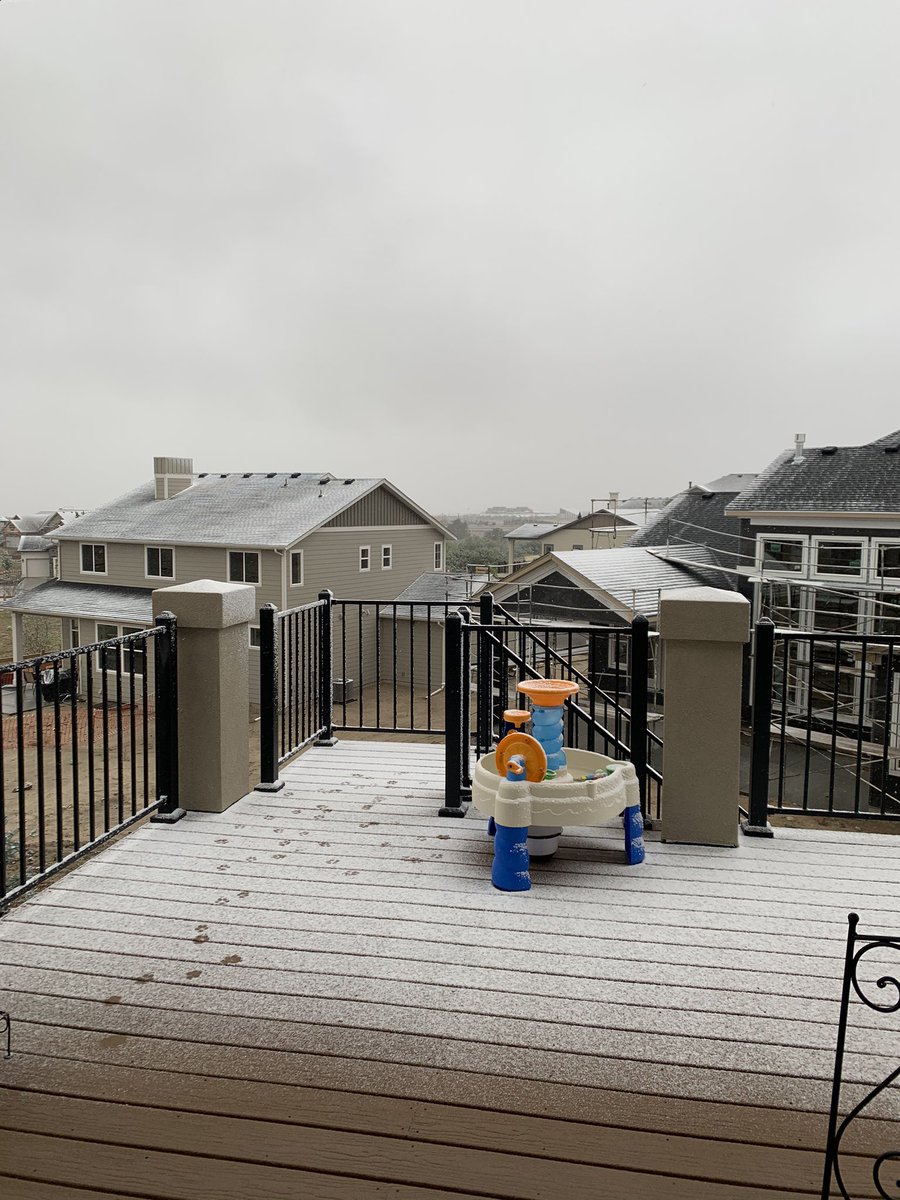 NatalieTWatts's tweet photo. My mind simply cannot comprehend the snow we have seen in #ColoradoSprings today when the calendar is telling me there are still two weeks left of #summer. We completely skipped fall and went from temps in the 90s yesterday to the 30s today! 😱😱 https://t.co/VndykUPT2Q
